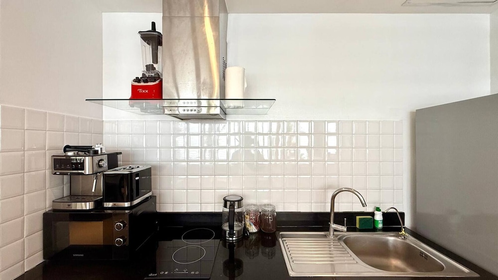 B11 Sunset Plaza Partial Seaview 1 Bedroom 1 Bathroom With Large Jaguzzi