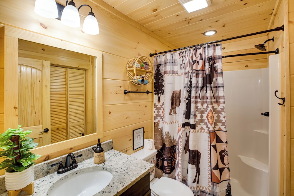 Lakefront Cabin in Elk Park w/ Hot Tub & Mtn Views