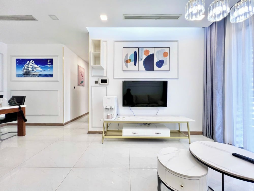 Apartment Landmark 81 by Urban Home