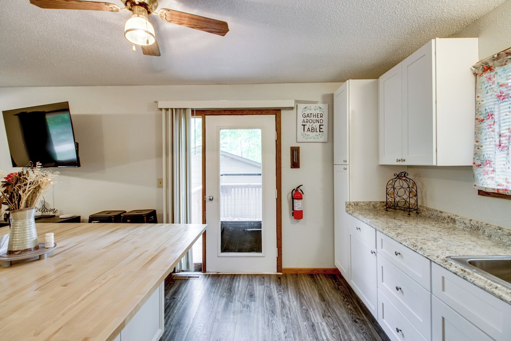 Near Lakes: Updated Family Home w/ Deck in Cushing