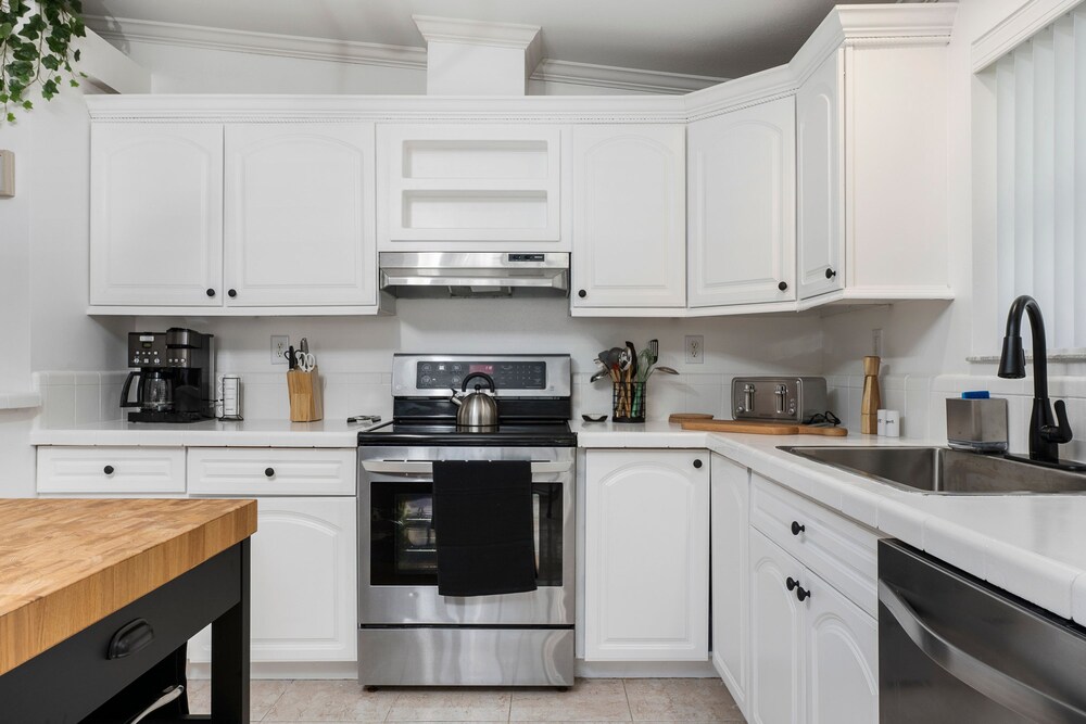 Bright 4BR Home Near Beach Historic Downtown