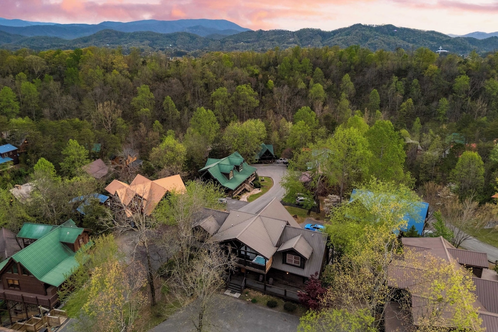 Luxury Cabin Sleeps 19 Game Room, Hot Tub Dollywood Alpine Mountain Lodge