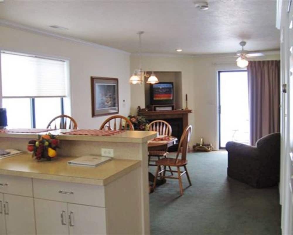 4 Bedroom House- Rustic Style Next to Spirit Lake view 2