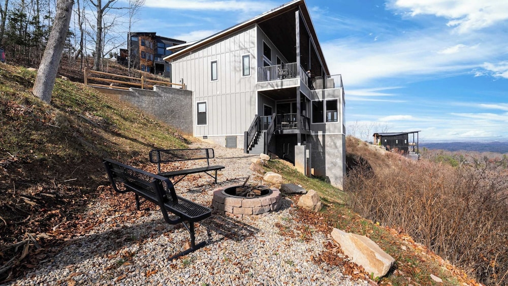 Luxury Group Retreat w/ Indoor Pool, Arcade & 56-mile Views Grand Vista Retreat