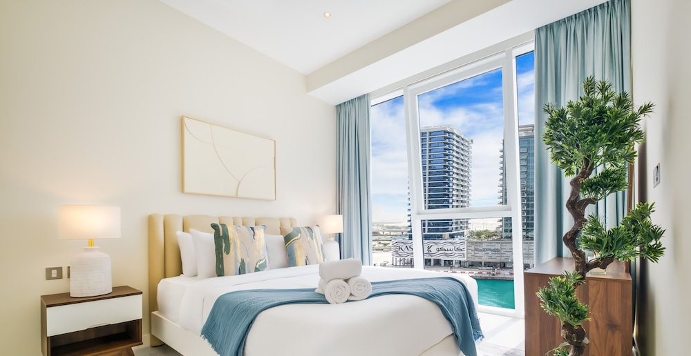 LUX Pad Executive Suite Canal View 5