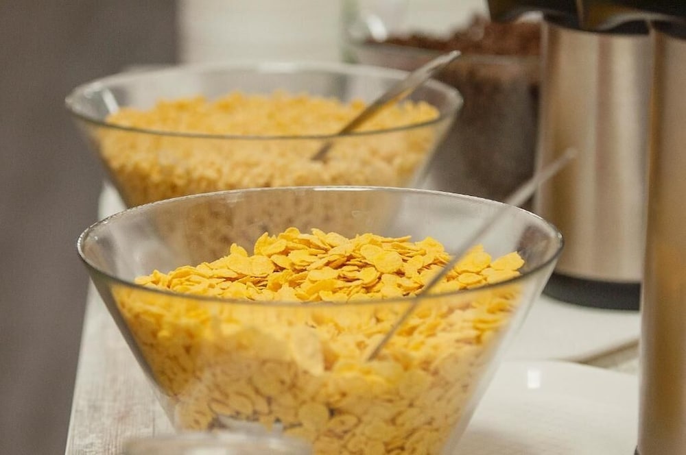FREE PARKING, FREE BREAKFAST, only 15 minutes to City Center