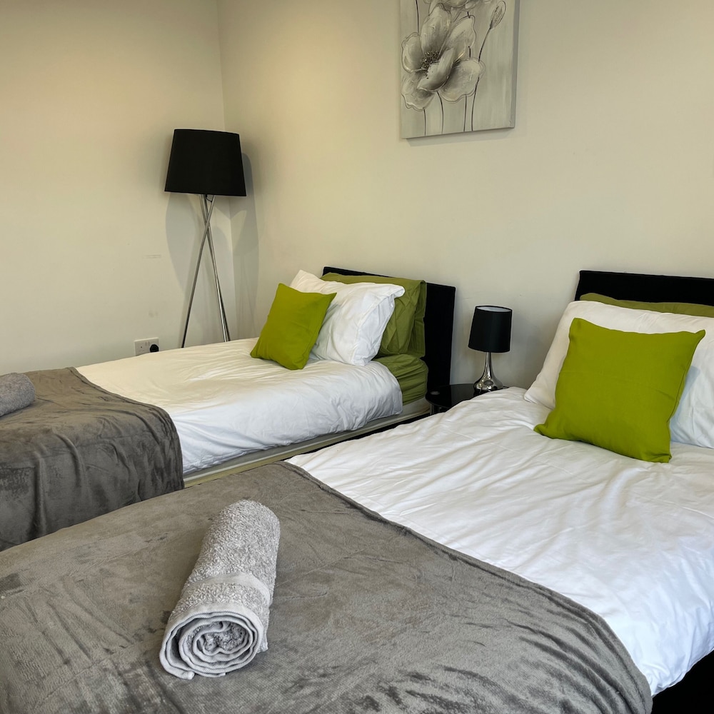Sleek, Sleeps 6 Sunset Views, Family Friendly