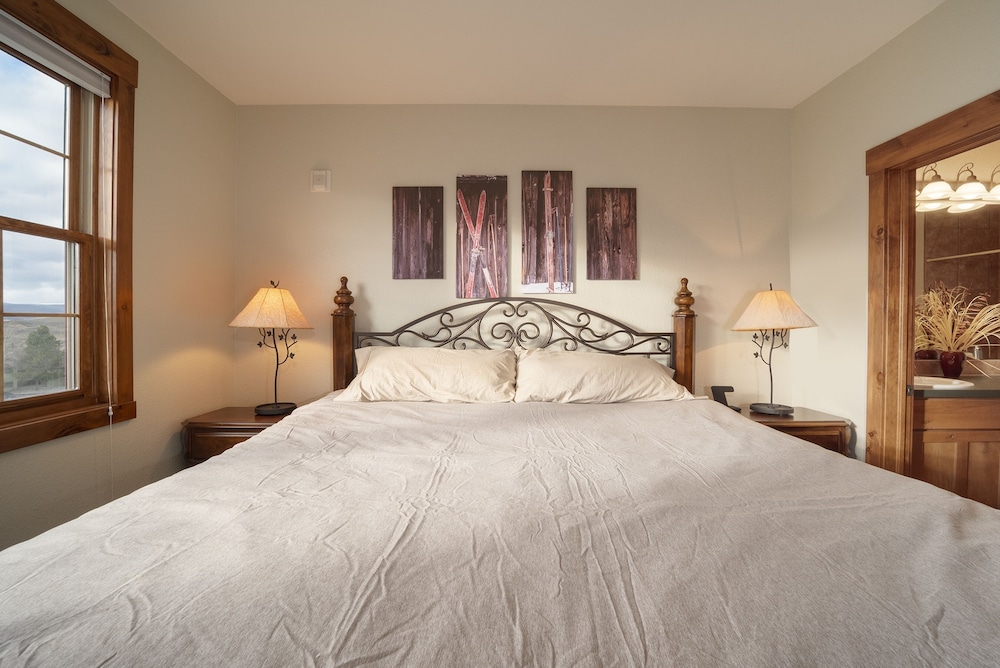 Palomino At Kicking Horse 2 Bedroom Cabin by Redawning - Property Image 20