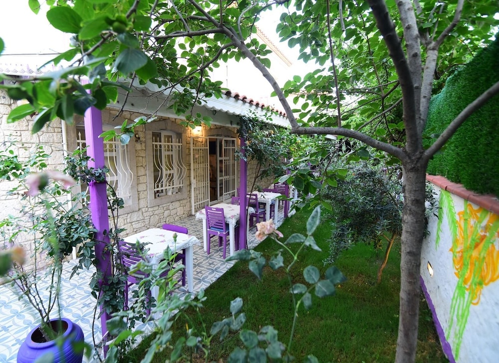 Mor Salkım Konağı