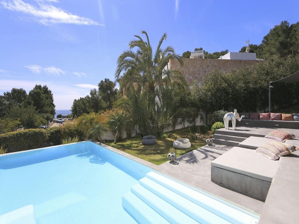 Holiday Home With Manicured Gardens