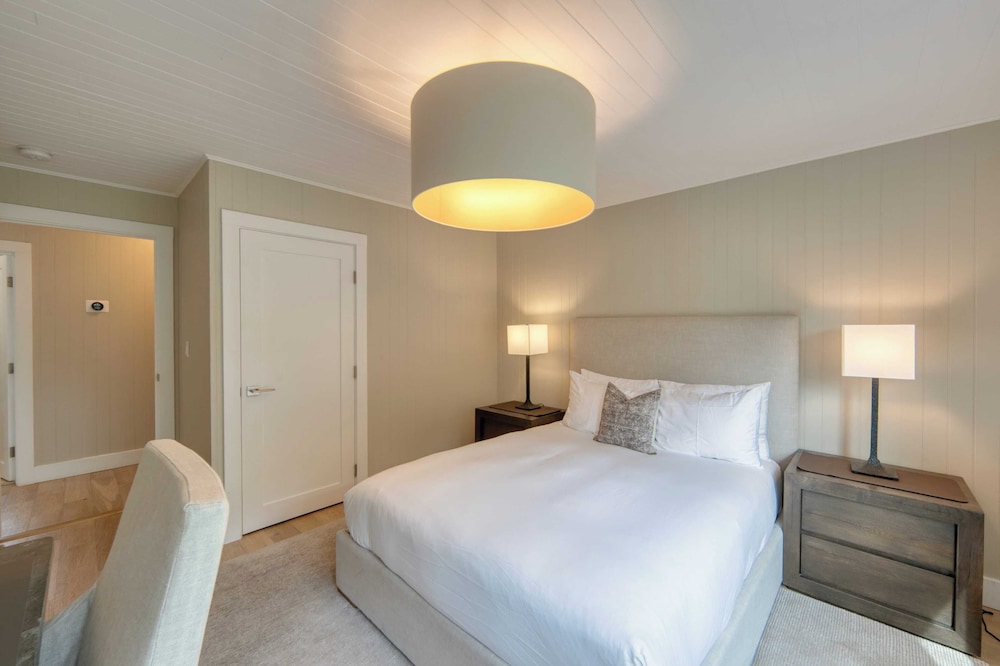 Chic Sonoma Oasis w/ Pool, Bocce, Hot Tub + Minutes to Downtown