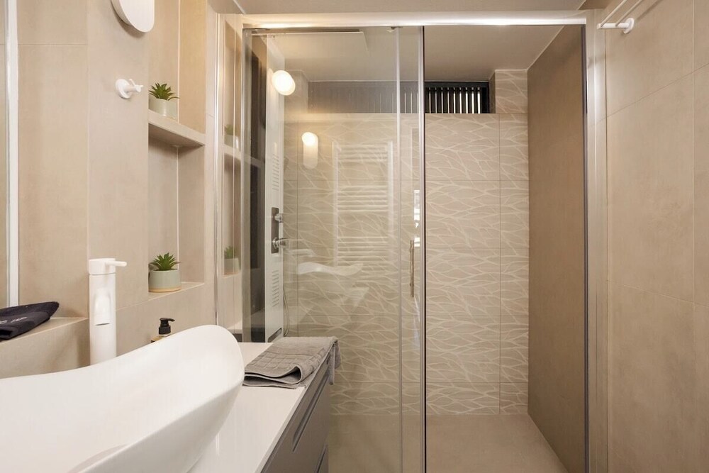 Demmi Central 2BR Designer Apt