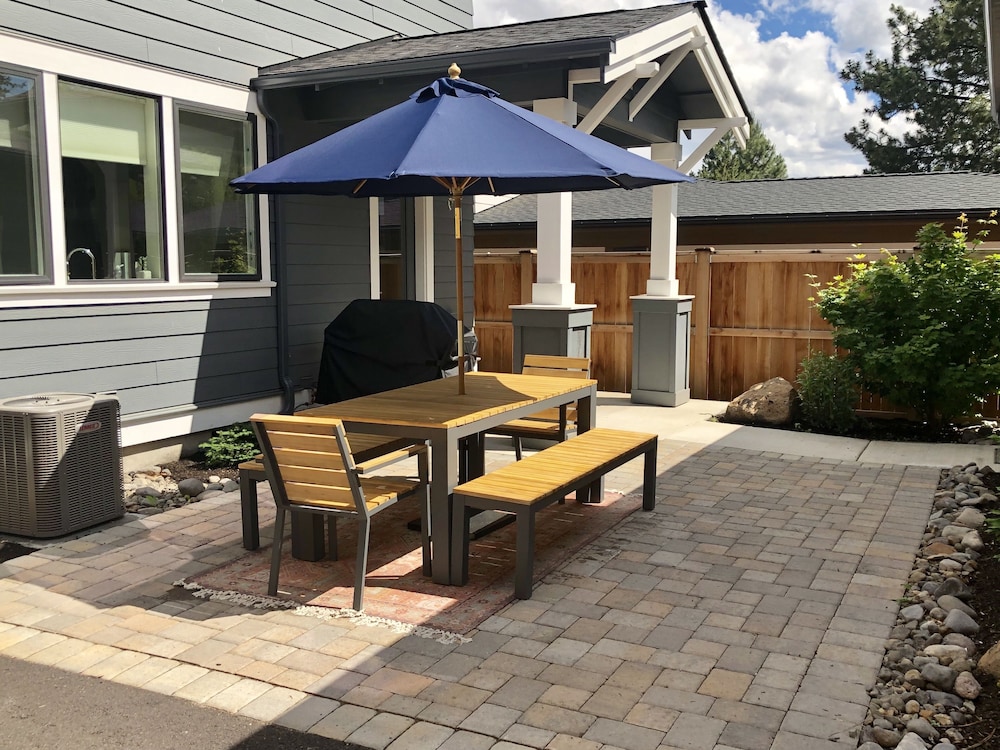 Hillside Haven 4 Bedroom Home by RedAwning view 5