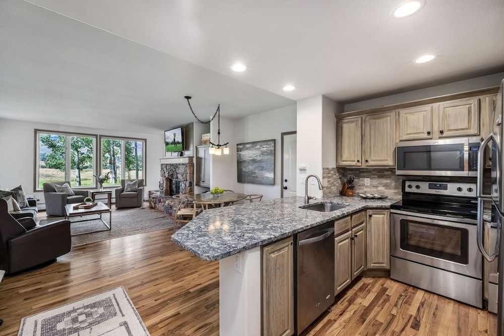 Stunning Renovated 2 Bedroom in Arrowhead Village! Studio Condo
