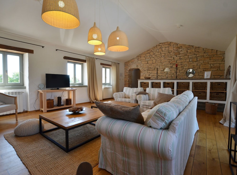 Majestic Rustical Kanfanar Villa With Pool