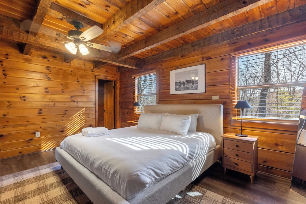 2 Cabins Game Room, Enclosed Porch, Hottub, Views Dudley I & II by Avantstay