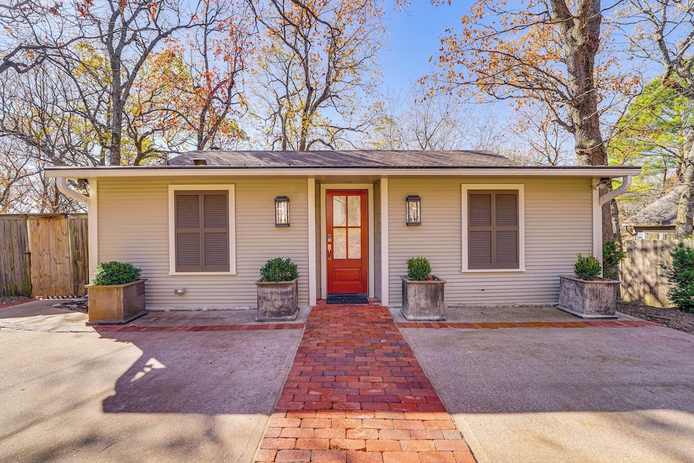 1 Mi to Dtwn Fayetteville: Home w/ Fenced Yard