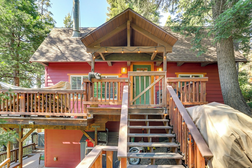 3 Mi to Lake Arrowhead Village: Dog-friendly Cabin