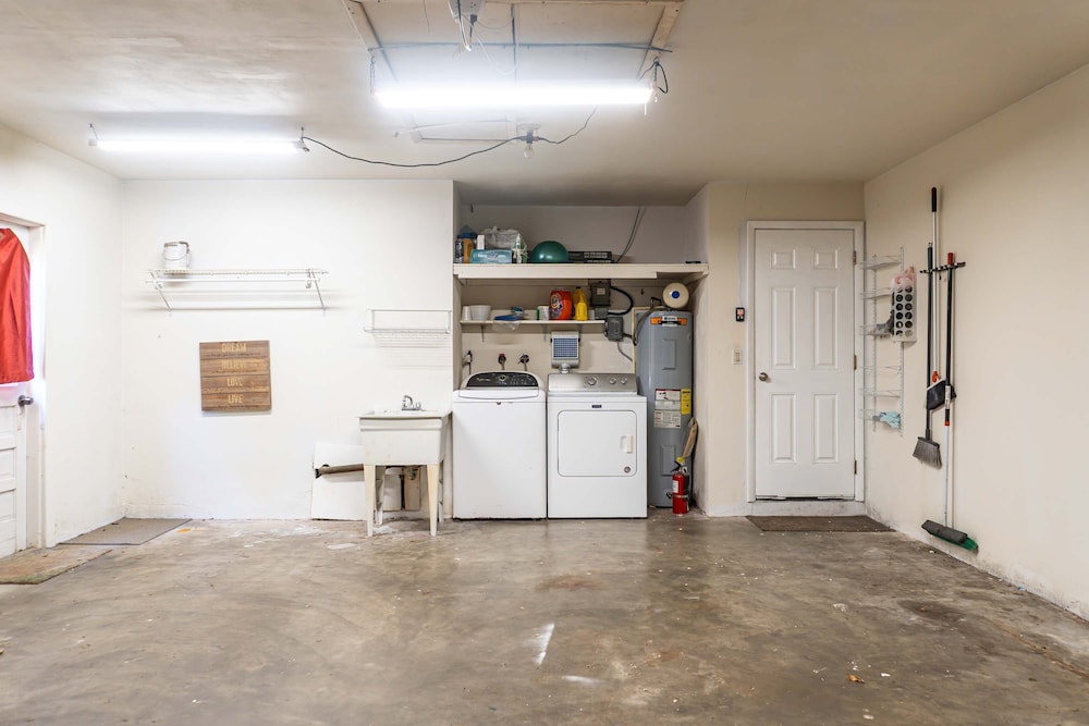 Four Bed Home With Pool Game Room Bar Near Beach