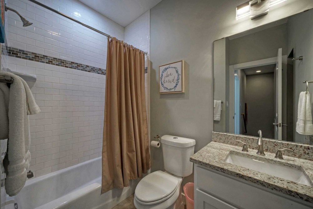 Ridley Retreat Community Pool, Mins to the Beach Corpus Christi + Port A