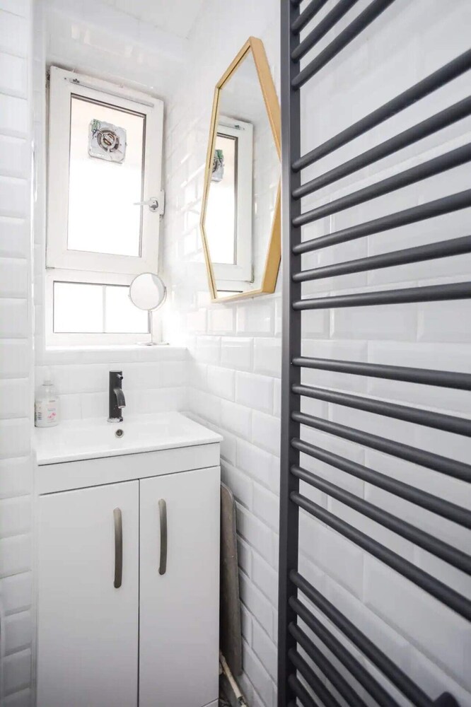 Spacious 4 Bedroom Apartment in Bethnal Green