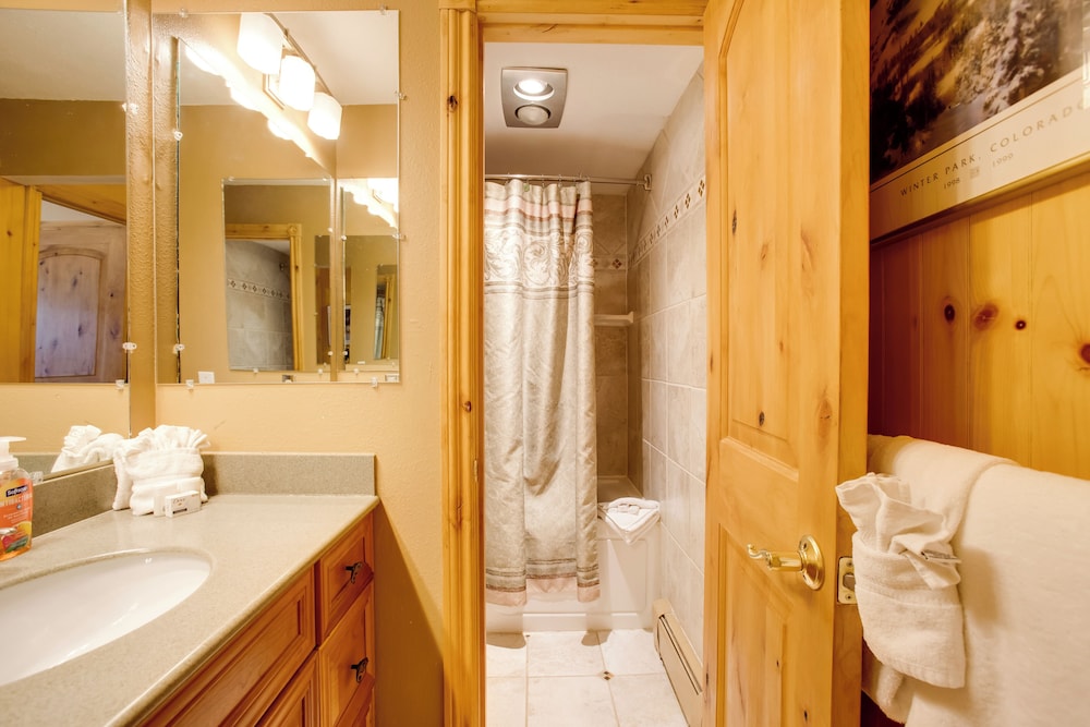 Pool & 3 Hot Tubs: Winter Park Condo on Bus Line