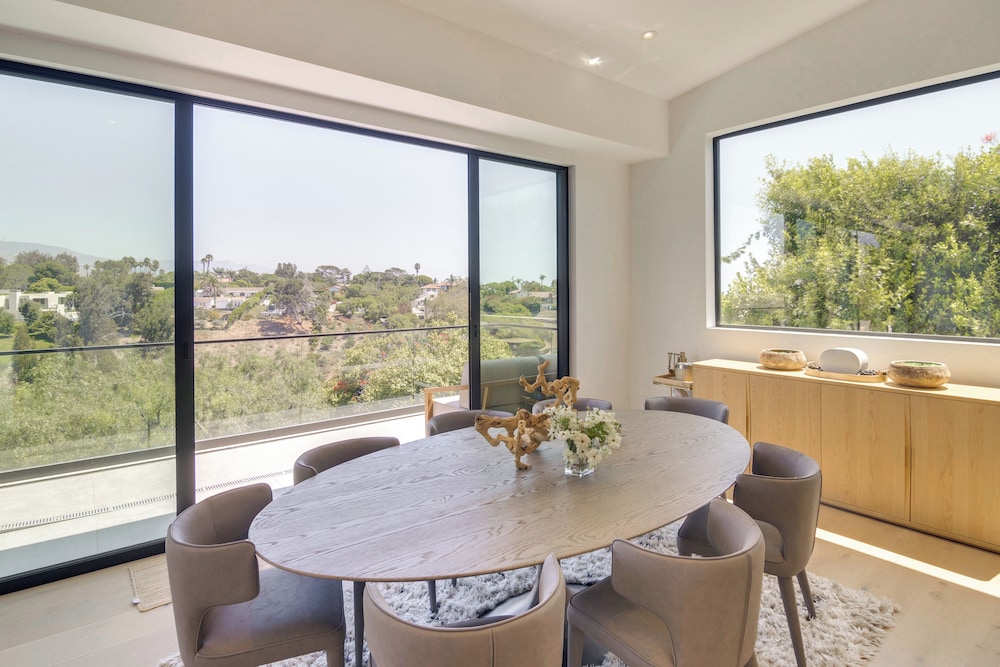 1 Mi to Point Dume: Mtn-view Escape w/ Patio!