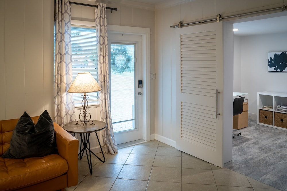 Walk to Wilton Drive - Spacious Quiet Villa 1