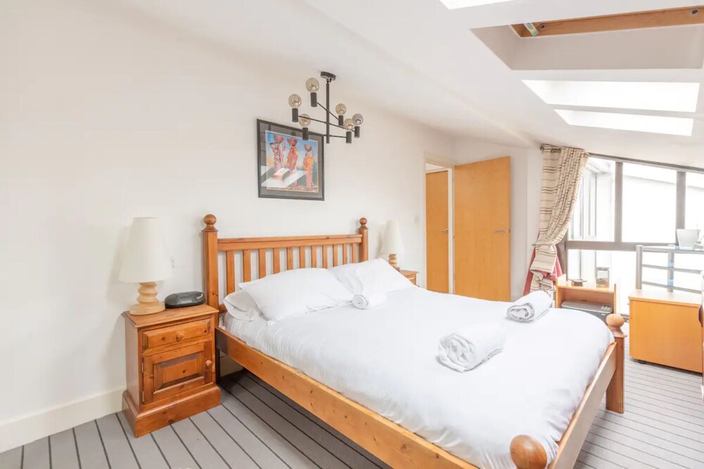 Spacious 2 Bedroom Apartment in Converted Warehouse in Brixton