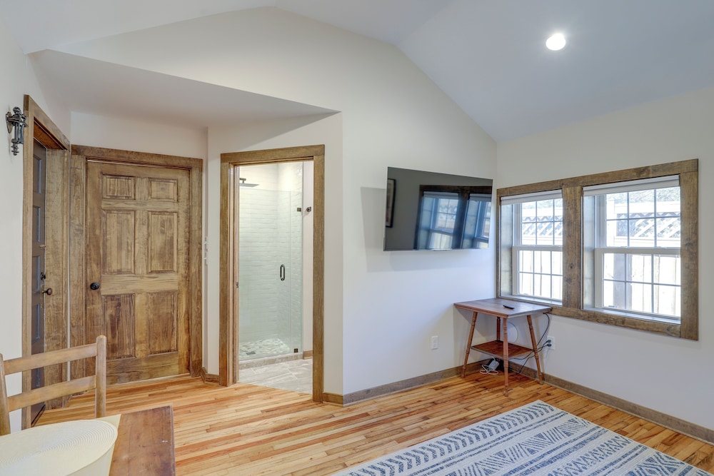 2 Blocks to AT: Mountain View Cabin Unit 2