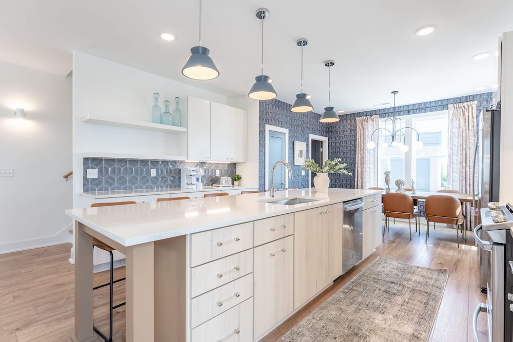 Luxe Group Stay With Hot Tub Rooftop Lounge