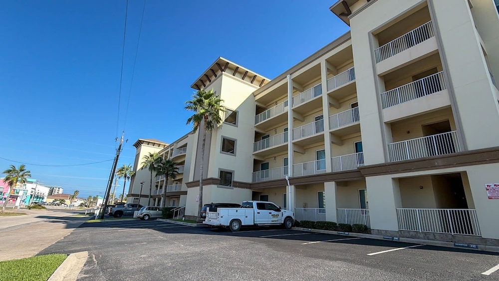 Channel Views Private Boat Slip Pool & Patio 3 Bedroom Apts