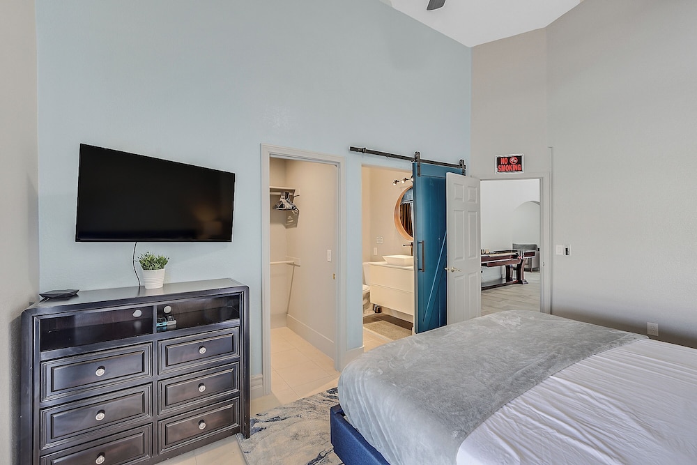 Villa - 8 Bedrms 5 Bths 15 Beds