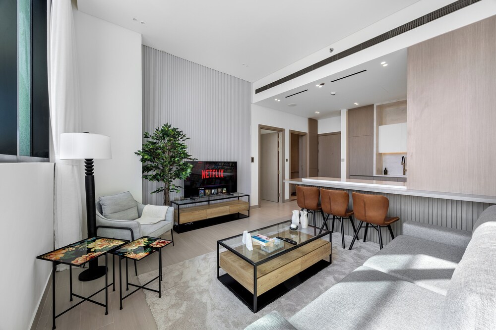 Chic 1BR Retreat with Pool & Balcony JVC