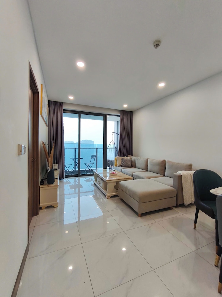 Skyway White & Silver Riverside Resident - Binh Thanh, HCM
