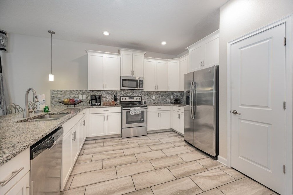 9 Bed Pool, Spa, Movie Room & Game Room! 9 Bedroom Home by RedAwning