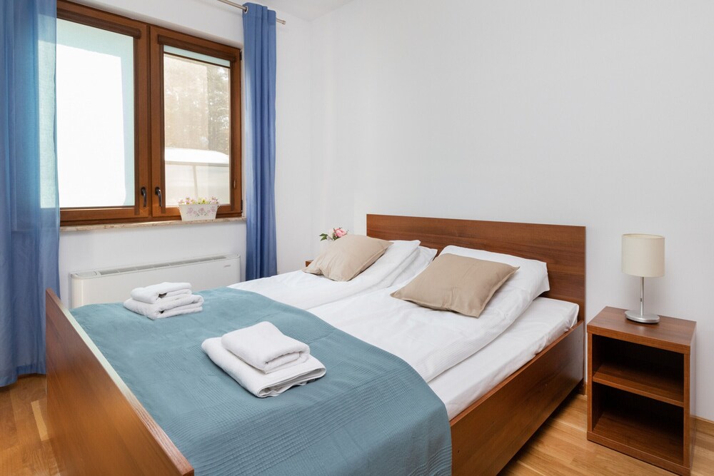 Willa 4 Pory Roku Apartment by Renters