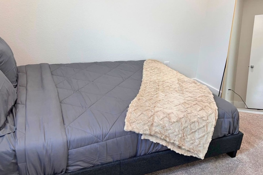 Gated 3BR Home 10 Mins Downtown