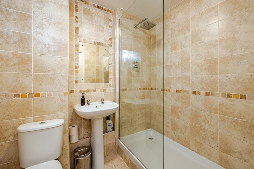 2 Bed Flat - Sleeps 4 - Pets - Parking - Garden