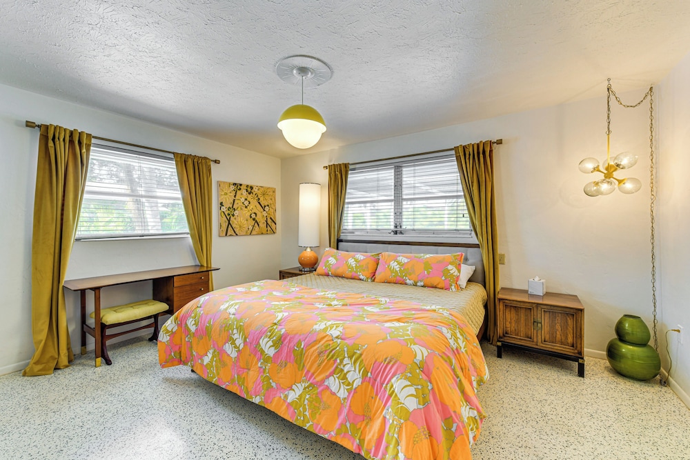 Lanai & Pet Friendly! Retro-chic Sarasota Home!