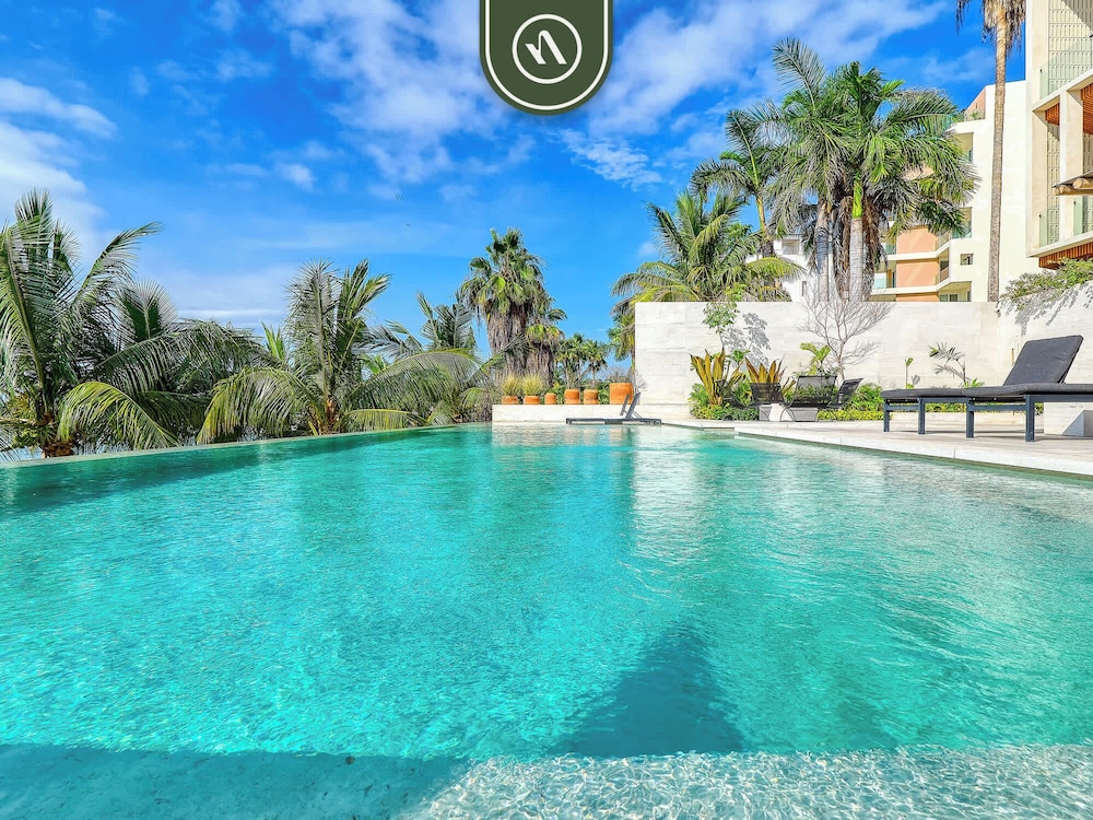 Luxury 4BR Oceanfront Condo - Private Beach - Pool