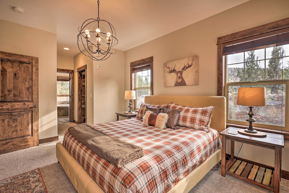 Modern Eagle Crest Escape w/ Patio & 2 Balconies! view 5