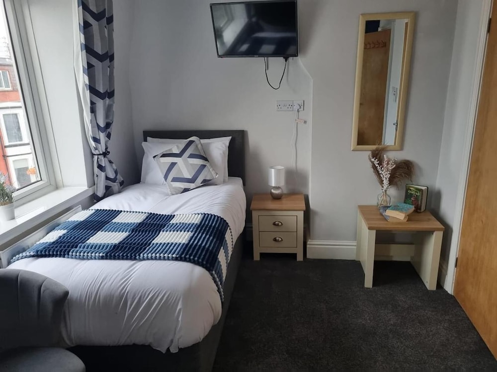 7-bed Beachside Retreat - Sleeps 14 & Pet Friendly view 2