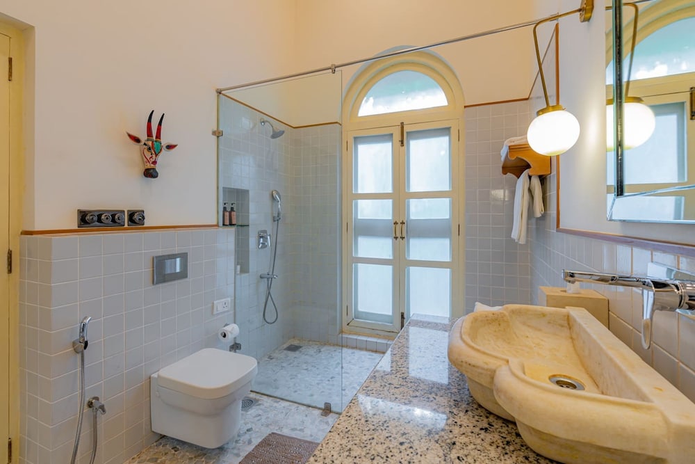 Loto Bianco by Hireavilla -4br w Pvt Pool Siolim
