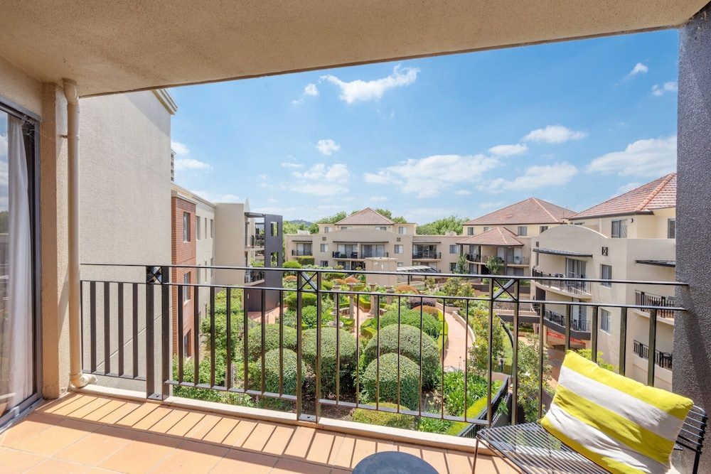 Sleek 2-bed Apartment in Vibrant Kingston