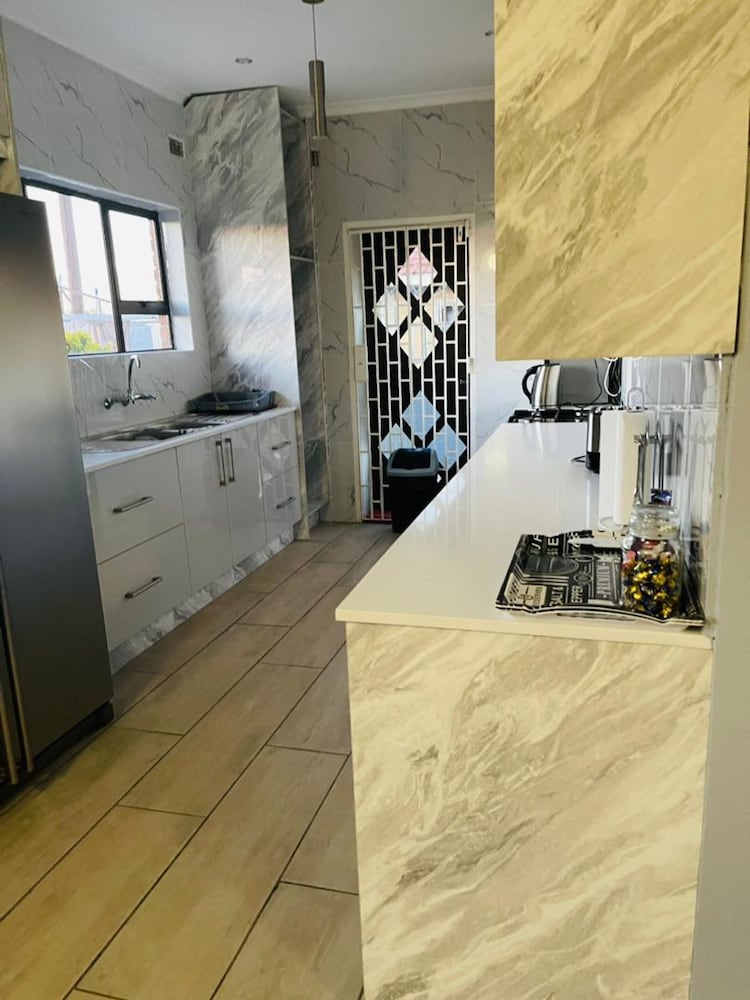 Lovely 3 bed in Selborne Park With Pool - 2234