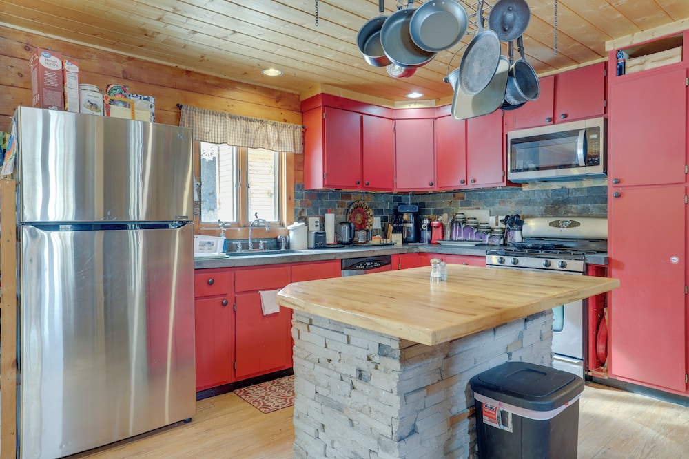 2 Mi to Skiing: Casper Cabin w/ Mtn Views!