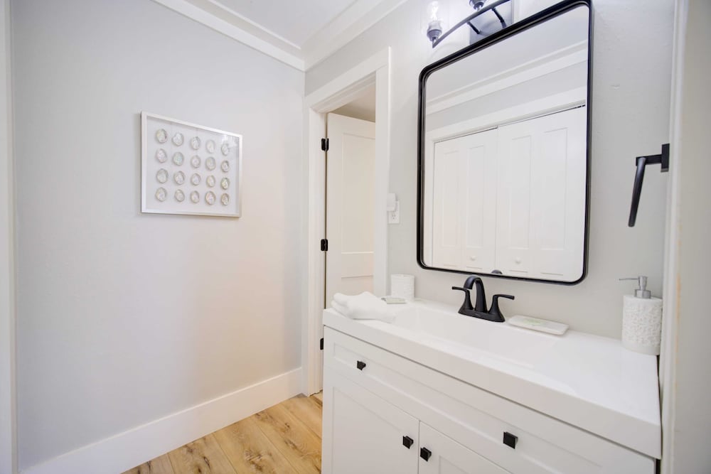 2 Condos, Steps to the Beach Pool+hot Tub, Balcony Lounge Triton & Sea Haven