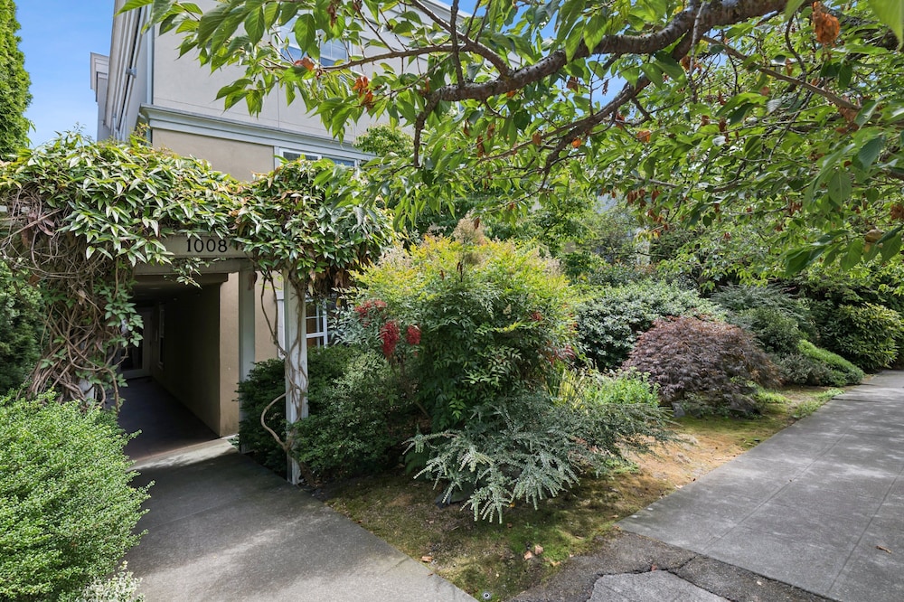 Walkable Seattle Gem Close To Everything 2 Bedroom Condo