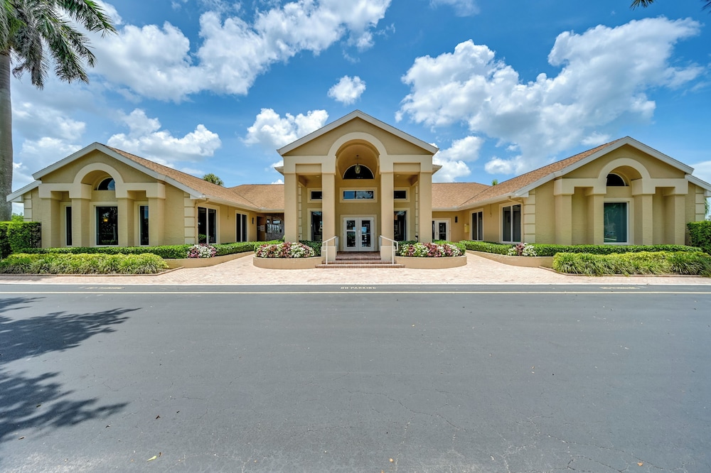 Resort Community Escape: Naples Home 5 Mi to Beach